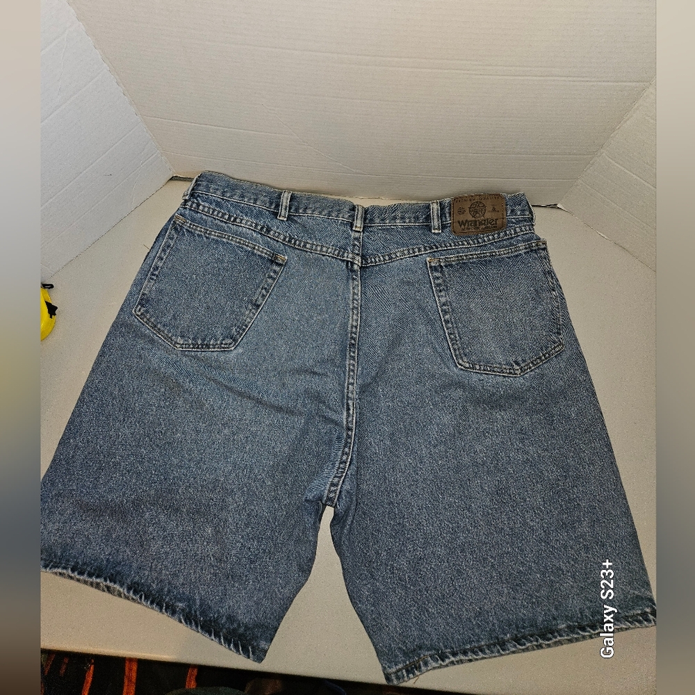 ==Wrangler shorts size 42